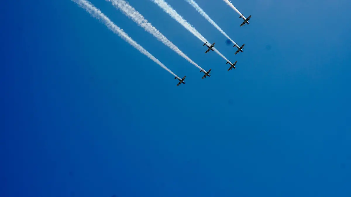 Visitantes observaron con asombro el sobrevuelo de cinco aeronaves militares durante el arranque del evento