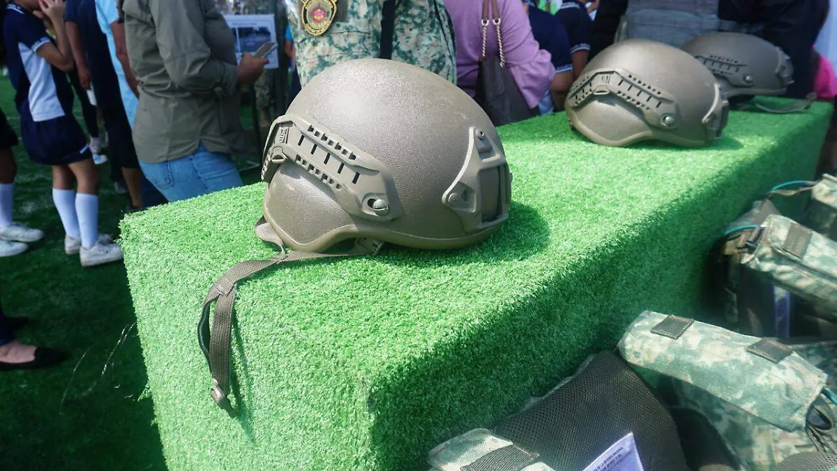 Equipos tácticos, vehículos blindados y armamento fueron exhibidos al público como parte de la muestra