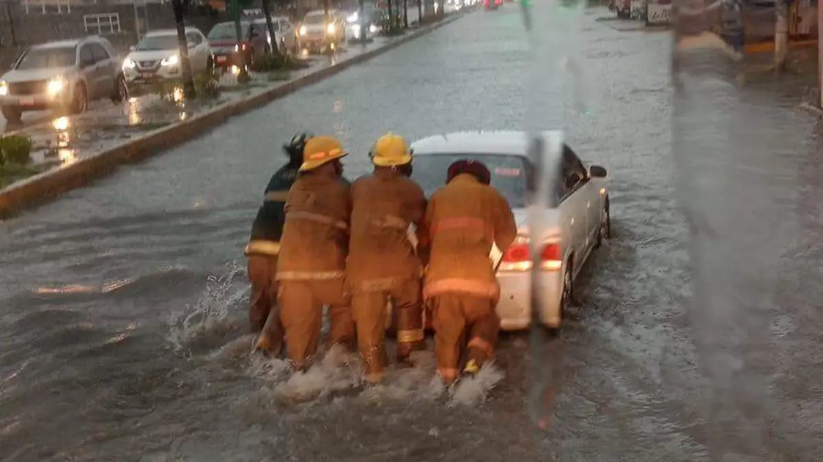 Bomberos auxiliaron a un automovilista que quedó varado en una calle encharcada de Ciudad Madero