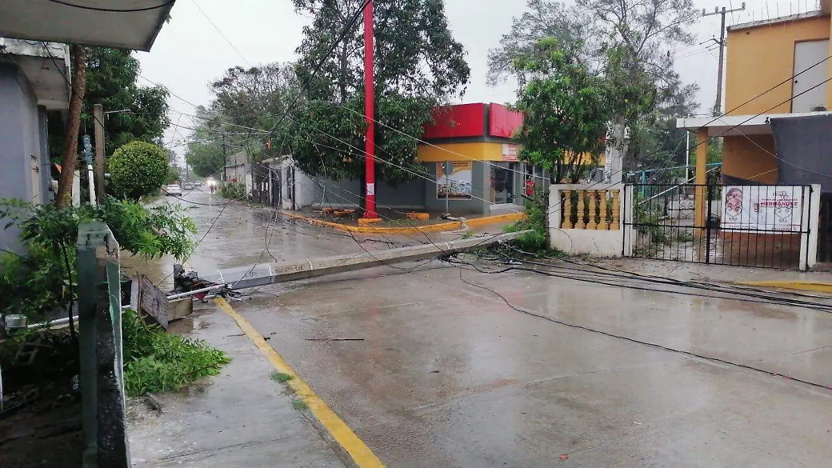 Lluvia derribó un poste y cables en Congregación Hidalgo
