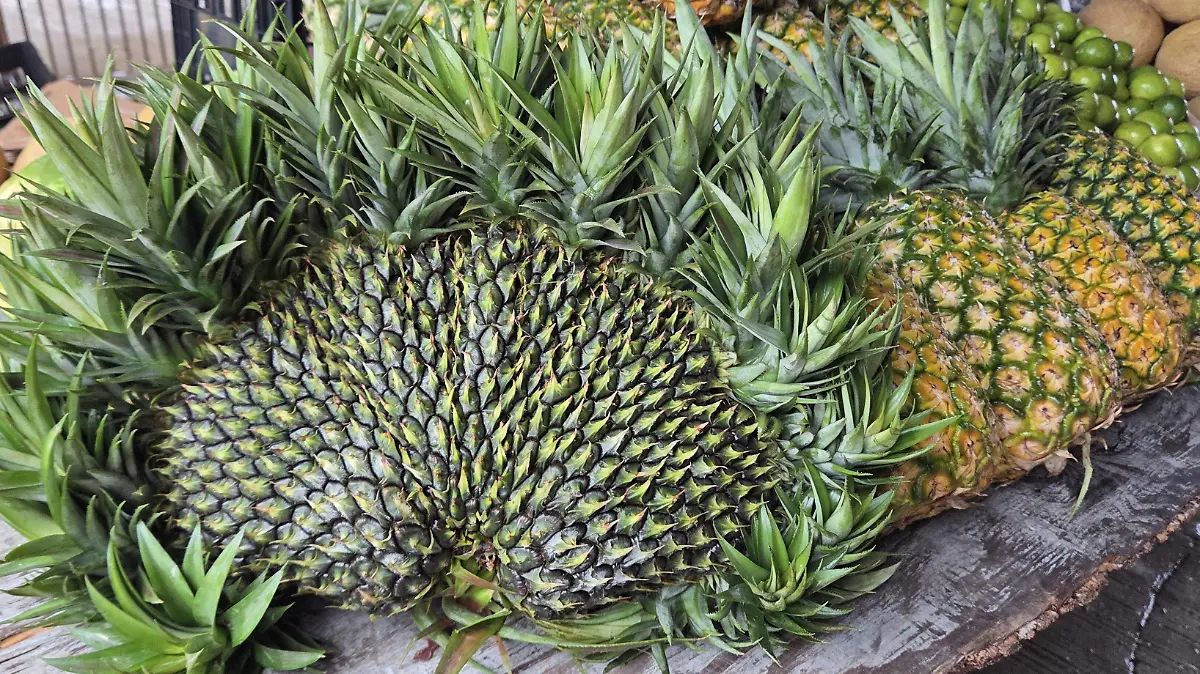 Sorprende piña con forma de corazón en mercado de Pueblo Viejo