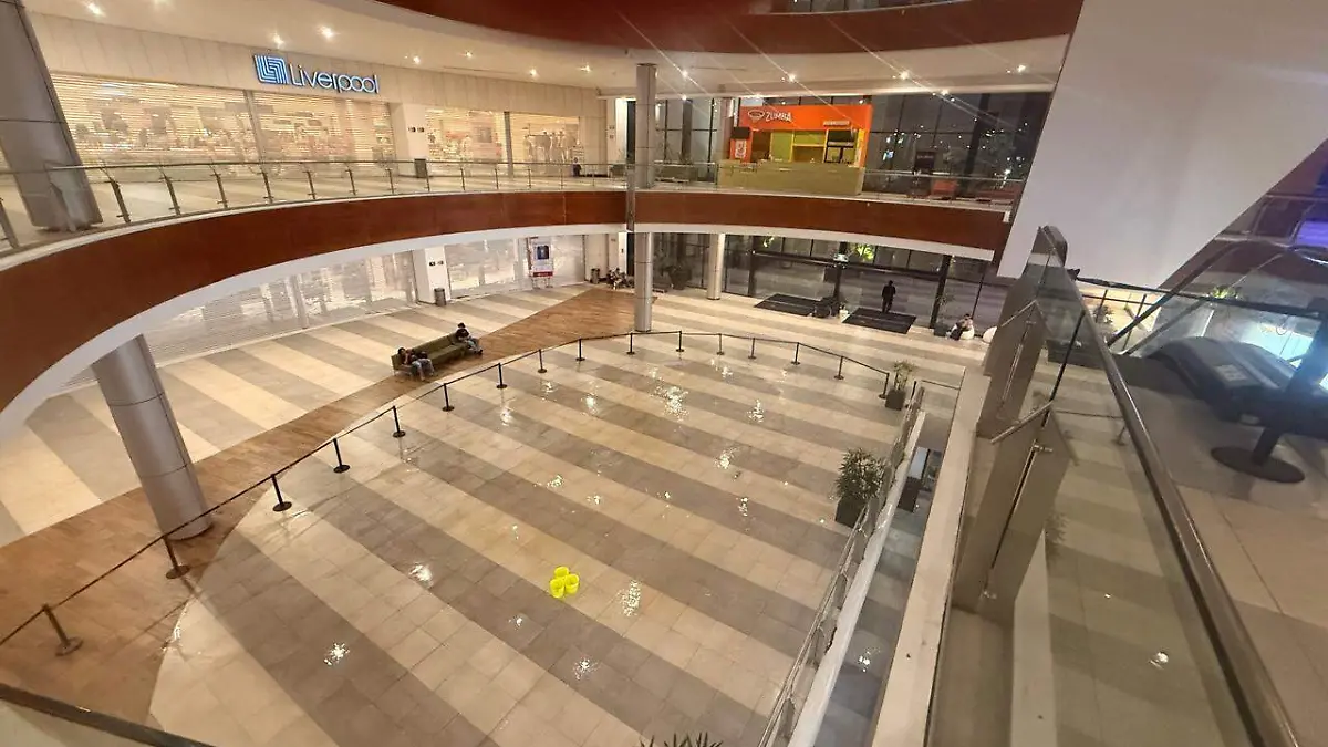 Galerías Altama, uno de los centros comerciales más importantes del sur de Tamaulipas, reportó fugas de agua la noche del viernes 20 de junio