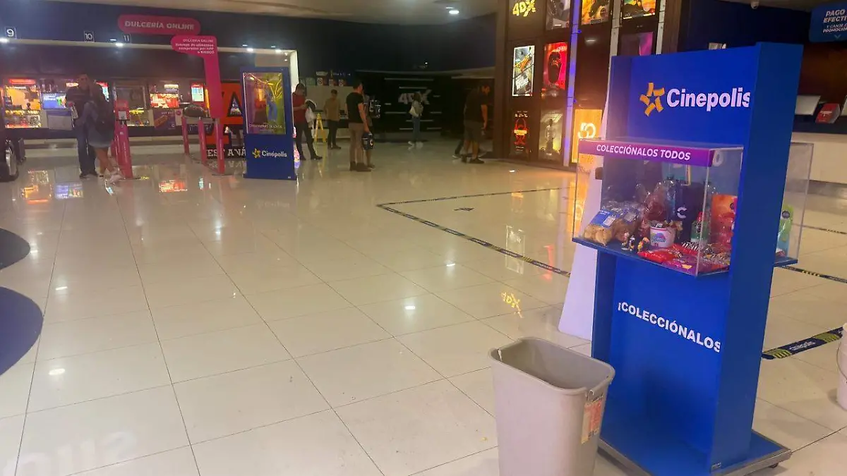Otra de las zonas del complejo que reportó fugas en Galerías Altama fue la entrada al cine