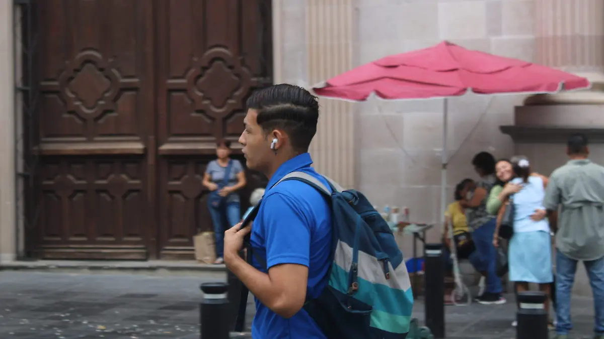 No hay que abusar del uso de estos aparatos, sobre todo si vas caminando en la vía pública