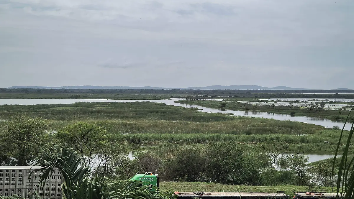 Así se observa el costado del libramiento Poniente de Tampico que une con Altamira después de cinco días de intensas lluvias en el sur de Tamaulipas