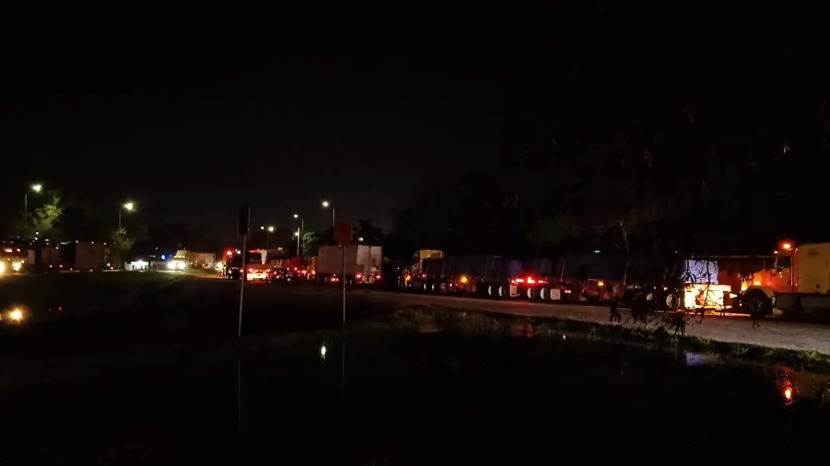Habitantes del Moralillo mantienen en bloqueo en la carretera Tampico-Valles Antonio Campos (2)
