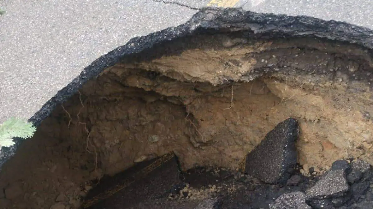 Vecinos y usuarios de la carretera solicitaron de manera urgente la intervención de las autoridades correspondientes