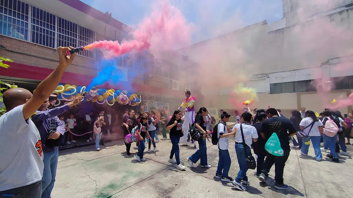 Con batucada, abrazos y lágrimas, despiden a alumnos de sexto de primaria en Tampico José Luis Tapia (3)