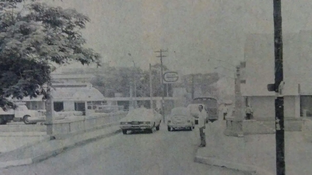 Así lucía el puente sobre la calle Alameda en los años de 1980