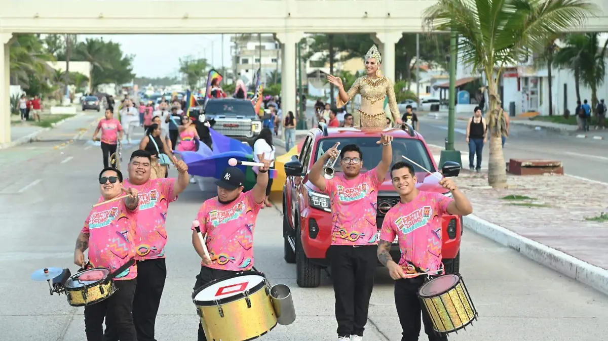 Teniendo como escenario el bulevar costero de playa Miramar la comunidad LGTBQ+, desfiló la tarde de este jueves, la marcha inició con el sonido de los tambores