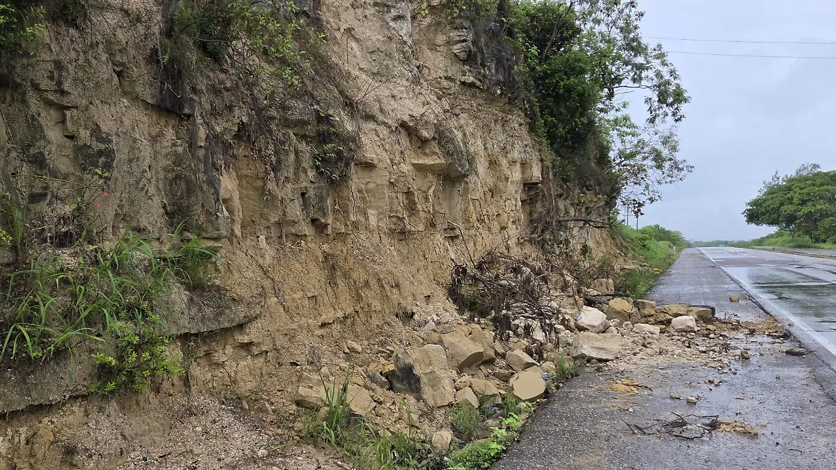 Desgajamientos en un pequeño cerro pone en peligro a conductores que circulan por la Tampico-Tuxpan