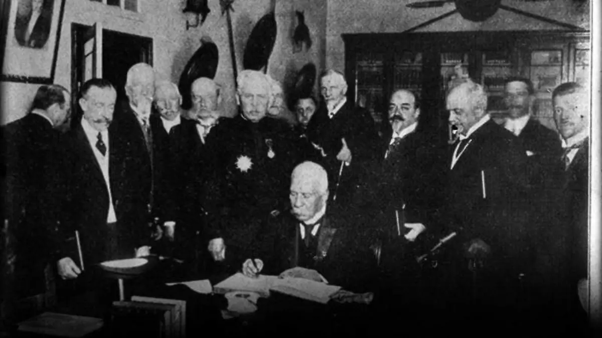 En 1911, Porfirio Díaz firmó el libro de registro en el Hotel de los Inválidos, en París, Francia, durante su exilio