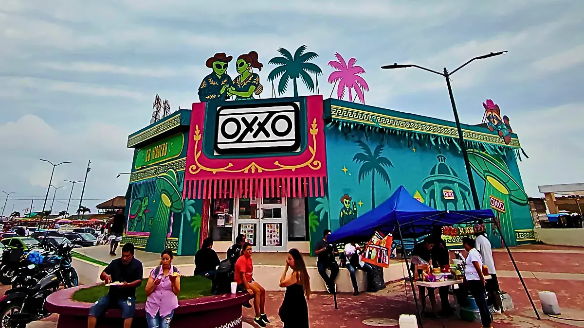 El Oxxo Mágico de Playa Miramar ha sido modificado dos veces, actualmente los aliens portan vestuarios típicos de Tamaulipas José Luis Tapia