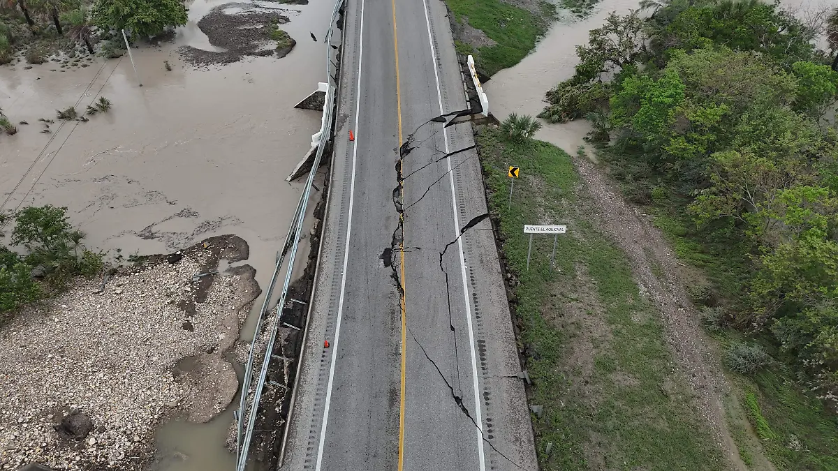 El Puente Aquichal localizado en la carretera Zaragoza-González presenta un daño asfáltico considerable debido a las fuertes lluvias registradas en el sur de Tamaulipas a finales de junio y principios de julio