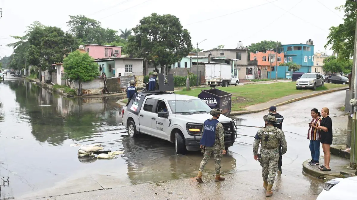 Elementos de la Secretaría de Marina llevan acabo la evacuación poblacional en el sector Moscú de Tampico