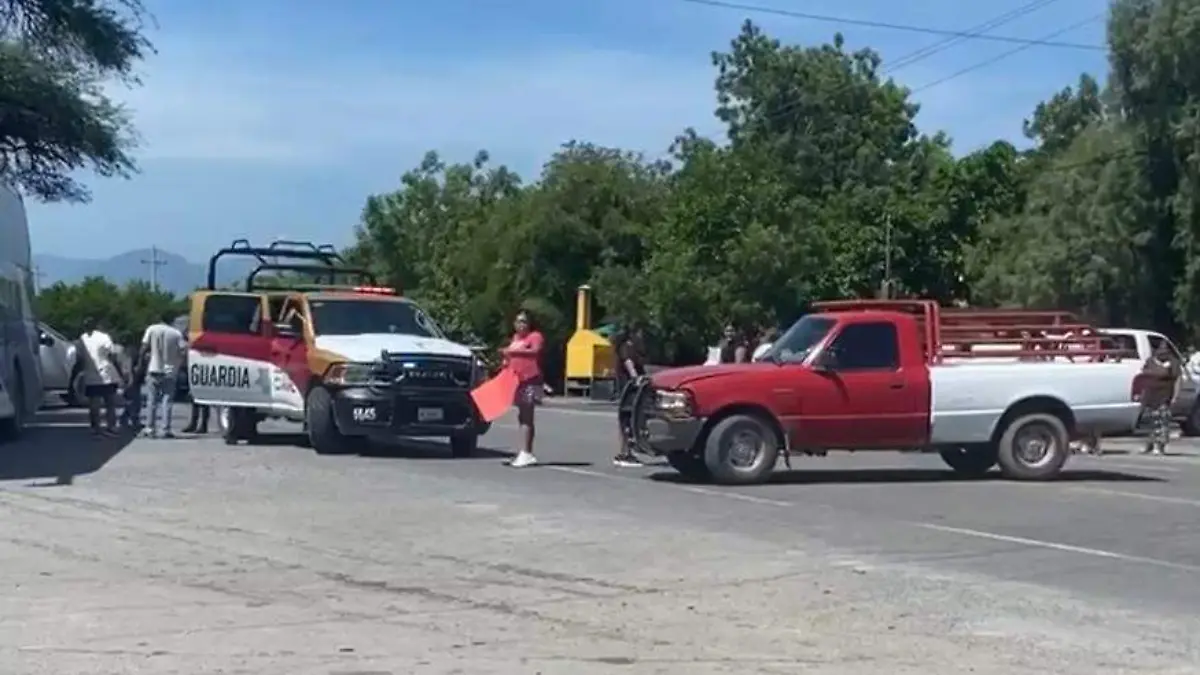 Pobladores de Güémez bloquearon la carretera Victoria-Monterrey  debido a que no cuentan con luz y agua