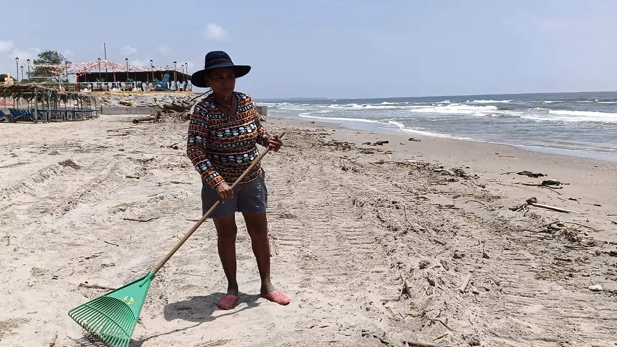 Magdalena Núñez González tiene 15 años dedicada al oficio de palaperos en Pueblo Viejo