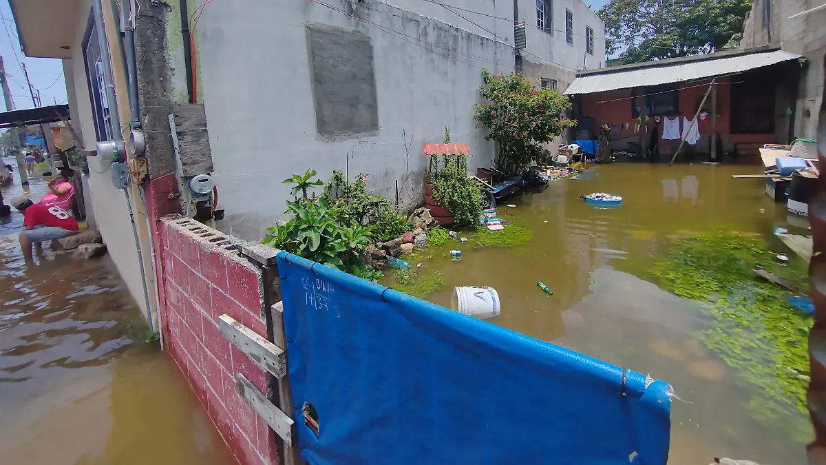 En la colonia Vicente Guerrero, sector Moscú, el agua llega hasta los patios y el interior de algunas viviendas