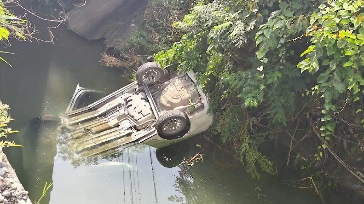 Madre e hijo se salvan de milagro por accidente en el libramiento Naciones Unidas, en Ciudad Victoria