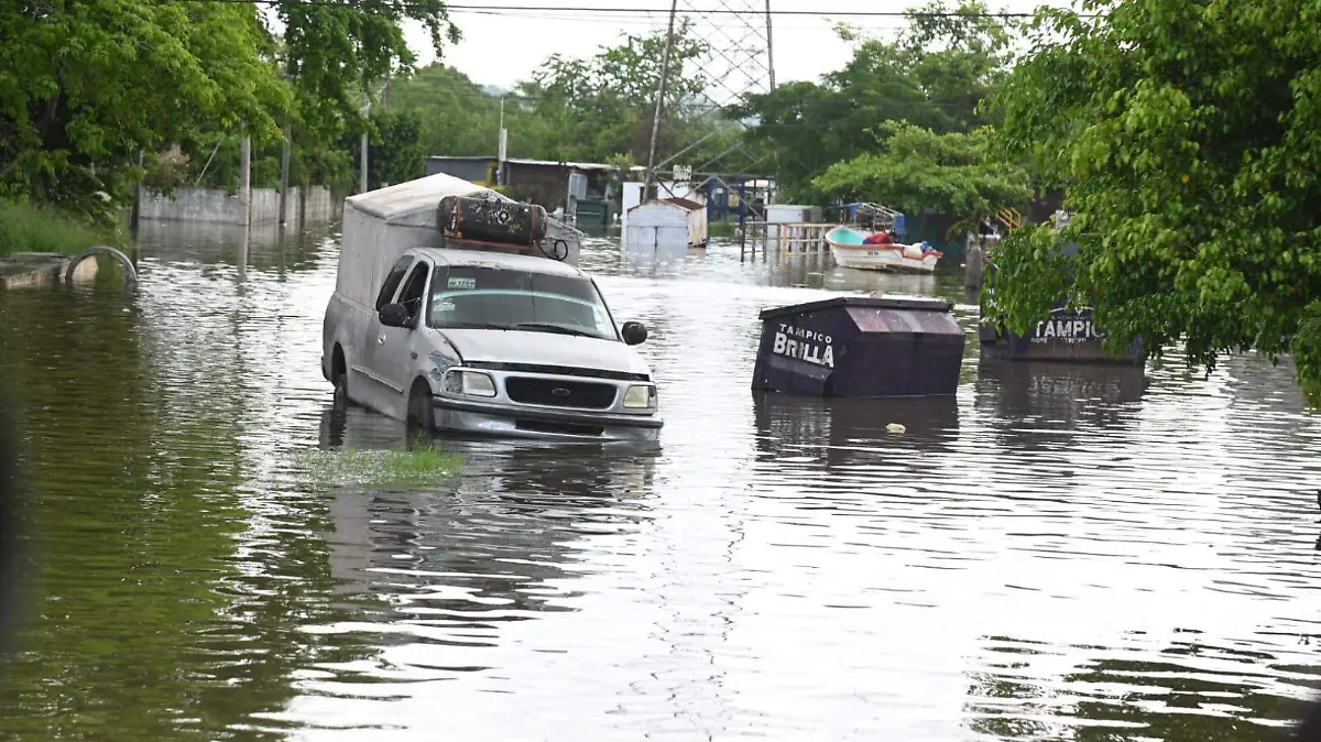 A pesar de que el agua les llega hasta las rodillas, las familias del sector Moscú, en Tampico, no detienen su vida
