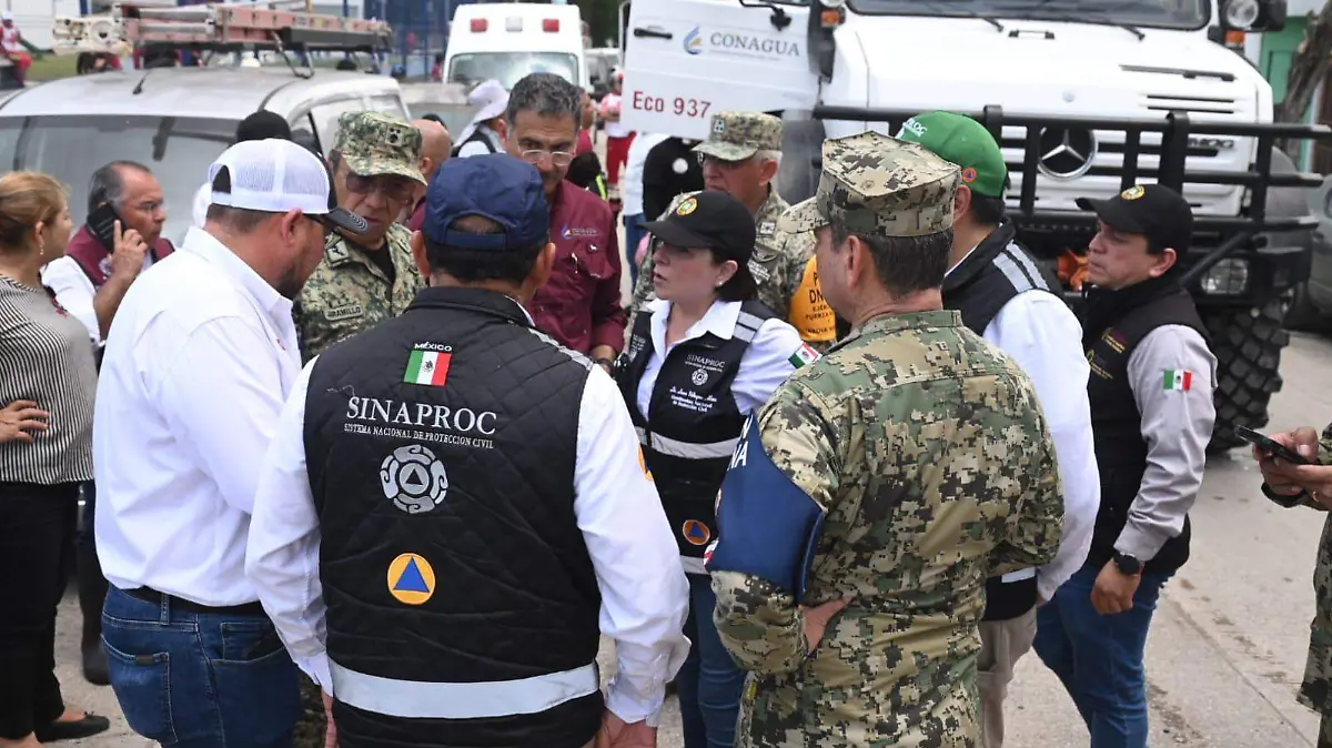 La titular de la CNPC, Laura Velázquez Alzúa, llevando a cabo la coordinación de las labores de ayuda