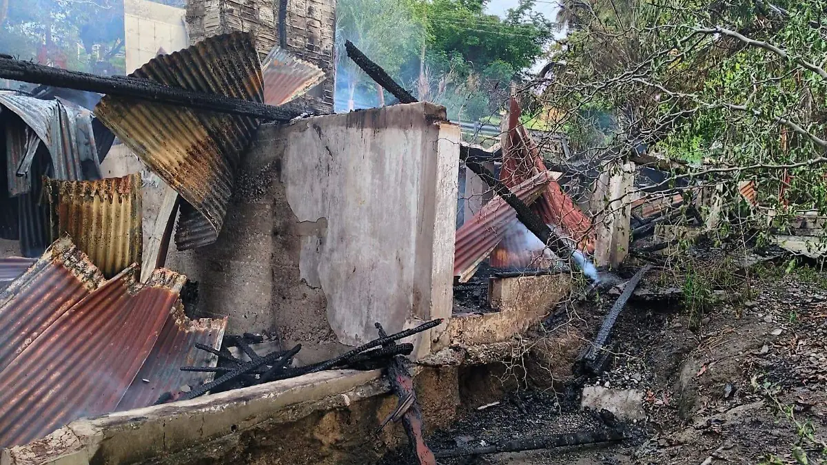 Casa histórica de Ébano queda reducida a cenizas en voraz incendio Bomberos de Ébano, SLP (1)