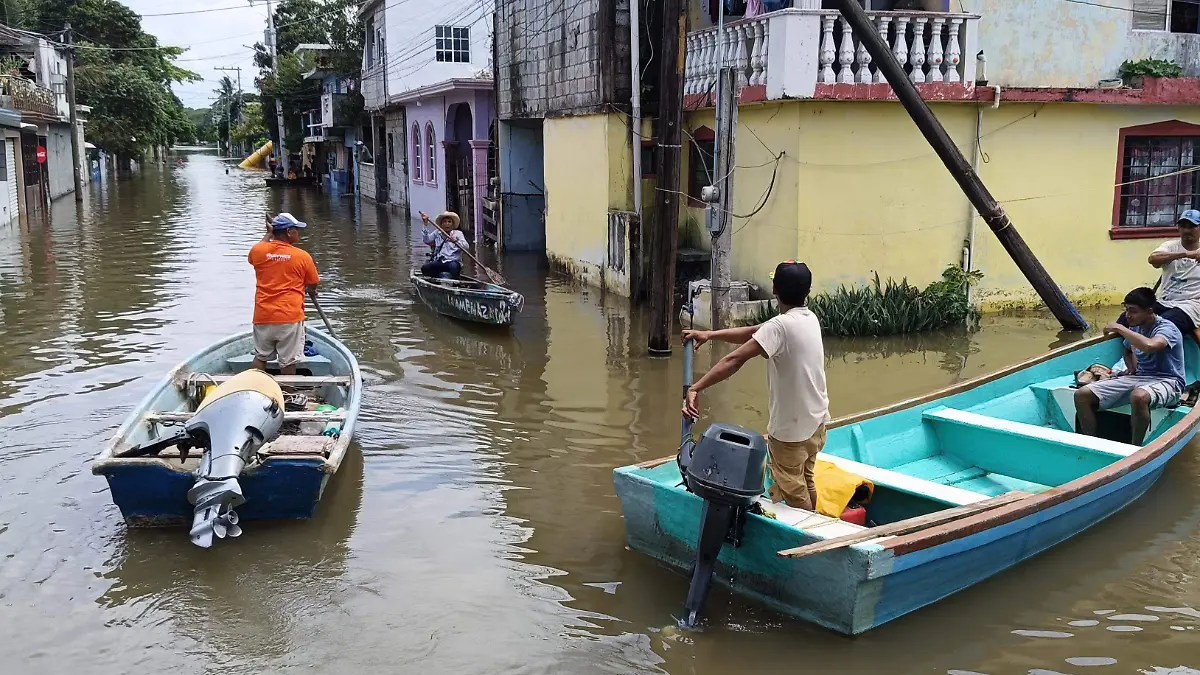 Debido a los remanentes de la tormenta tropical Barry, diversos sectores de Tampico quedaron bajo el agua, los vecinos se trasladan por medio de lanchas 