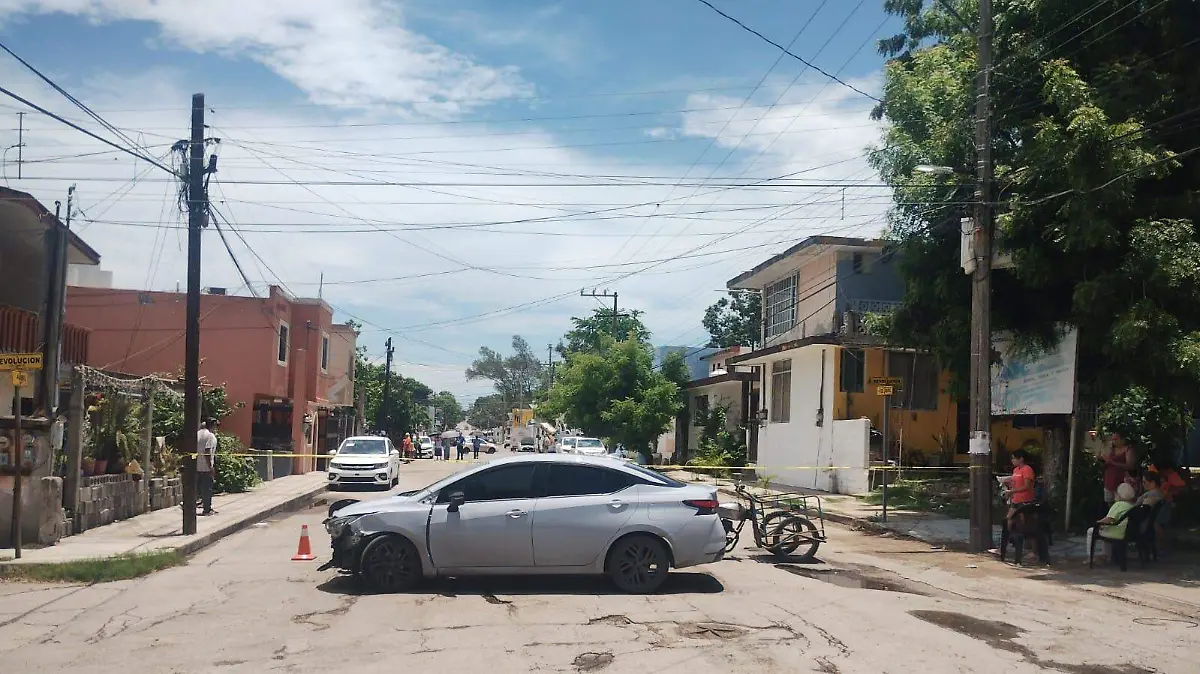 Vecinos de Tancol bloquean calle 4 de Abril en protesta por fallas recurrentes de la CFE 