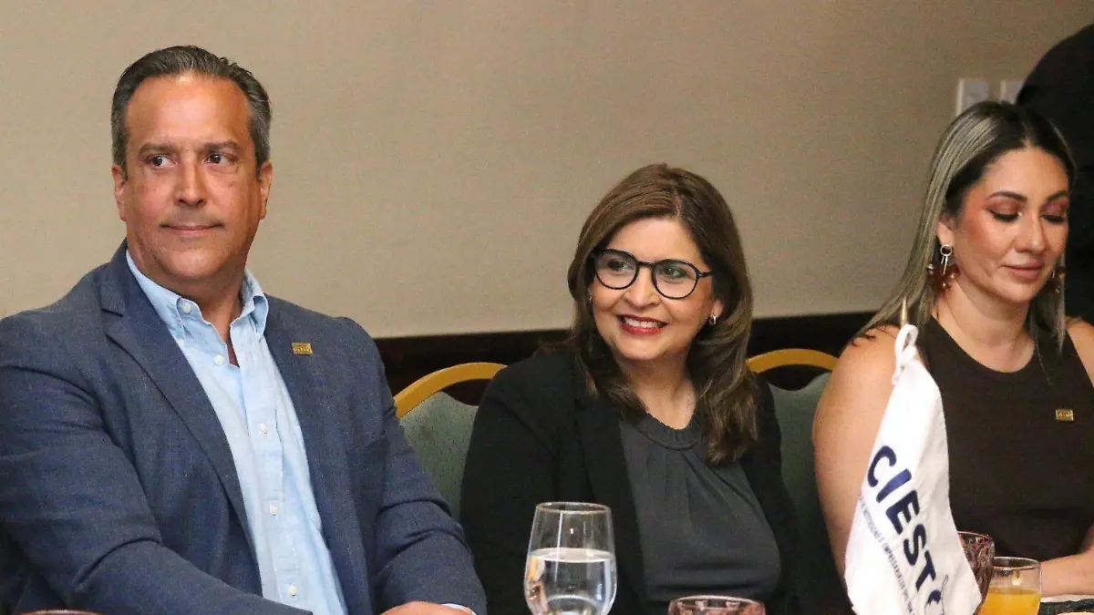 Karina Lizeth Saldívar, secretaria de Desarrollo Urbano y Medio Ambiente se reunió con socios del CIEST