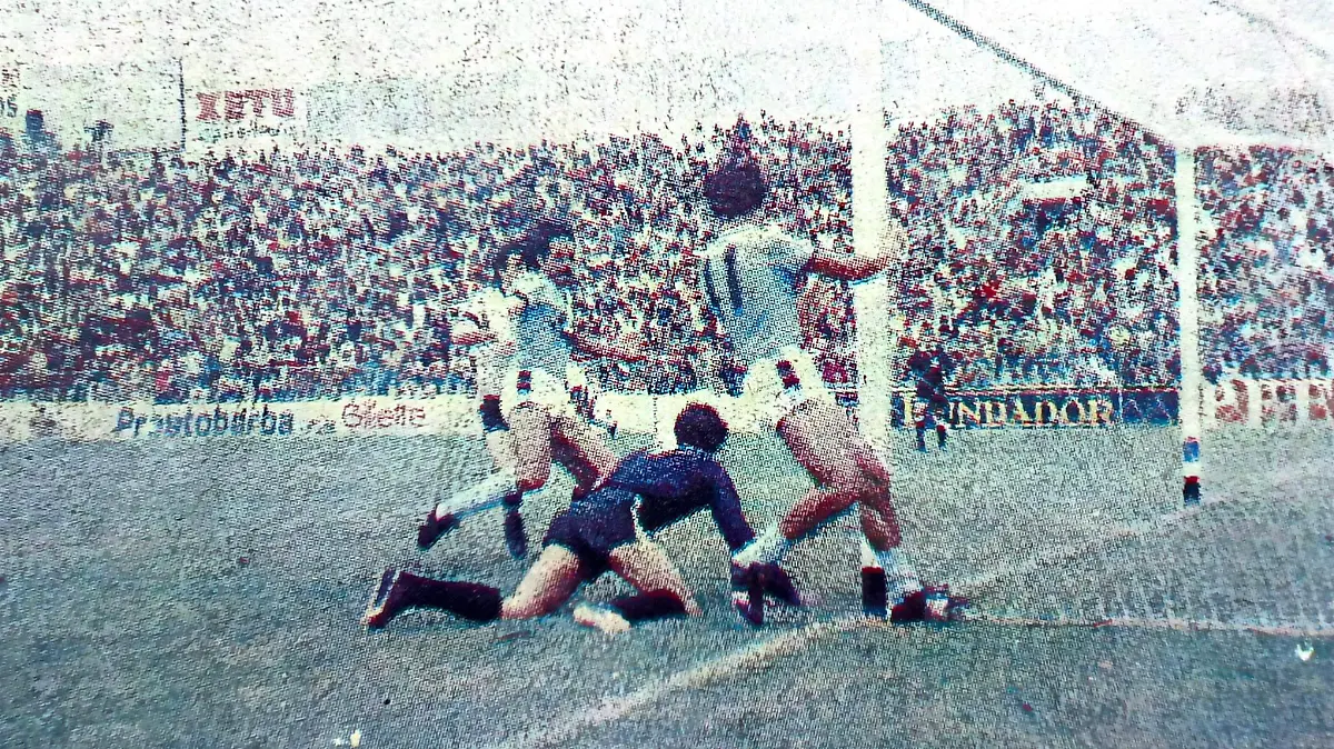 Leopoldo Luque abriendo el marcador en la victoria del Tampico-Madero ante el Atlético Español en la temporada 81-82 dentro del Estadio Tamaulipas 