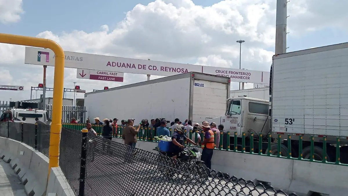 Es la segunda vez en la semana que los productores bloquean el acceso en el Puente Pharr