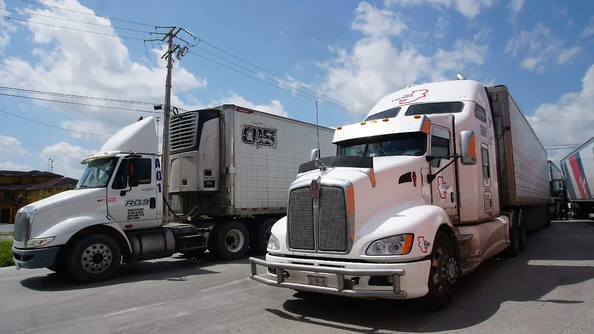 Cientos de transportes con productos predecederos cruzan la frontera entre EU y México