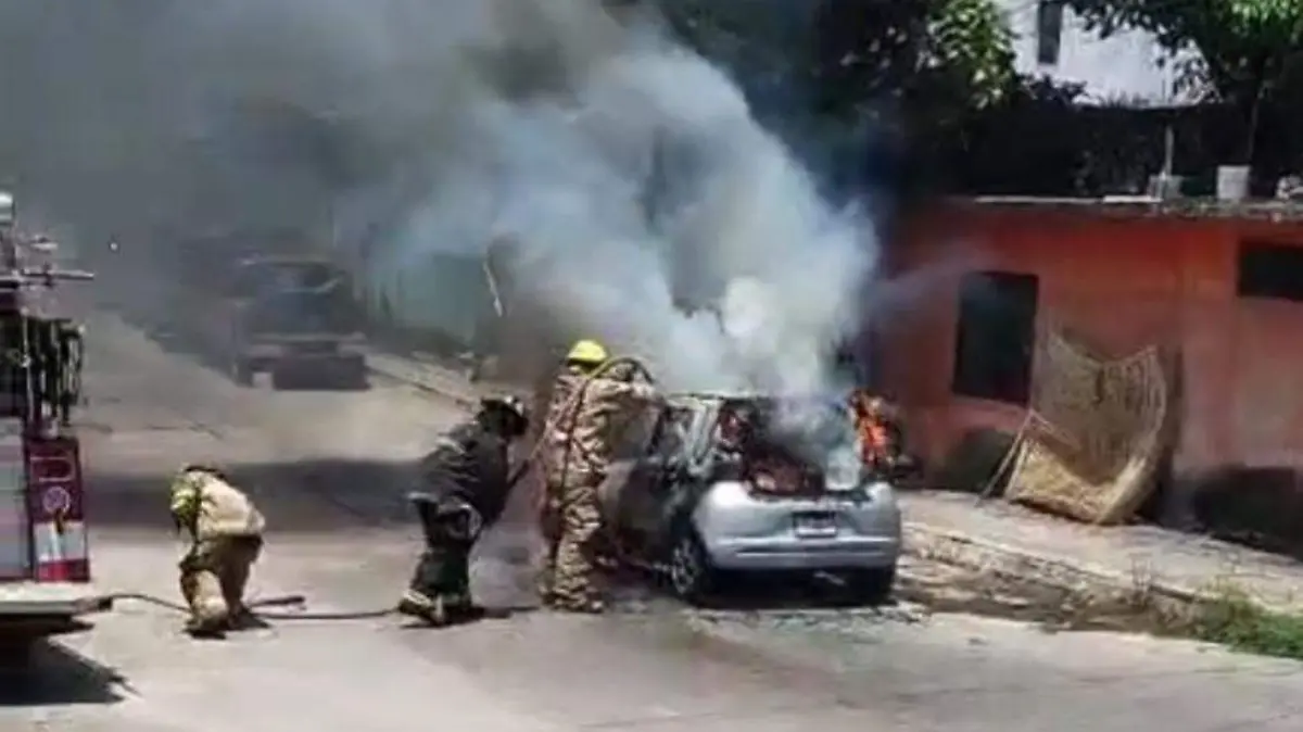 Incendio de vehículo causa pánico en la colonia Nuevo Aeropuerto de Tampico