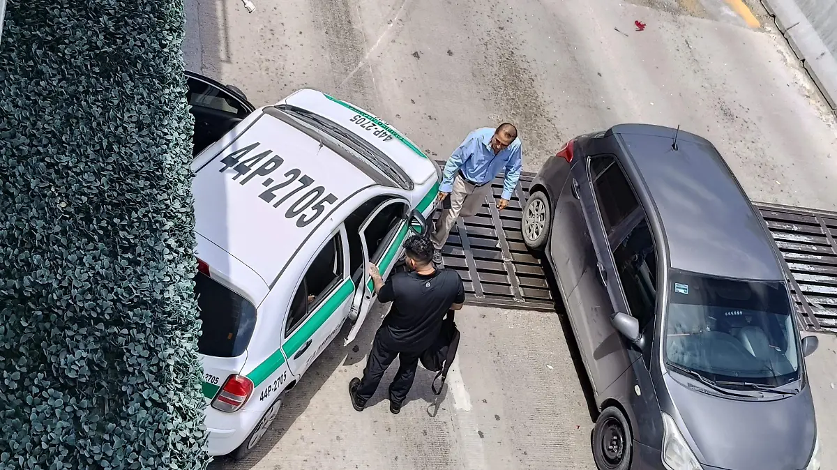 Choque entre auto y carro de ruta deja caos vial y pasajeros golpeados en Tampico