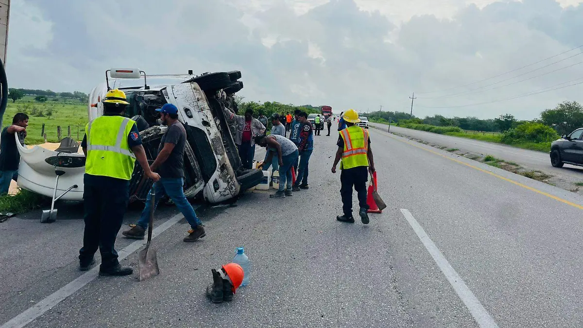 Carga de maíz se derrama tras volcadura en carretera Ébano–Tamuín Bomberos Tamuín
