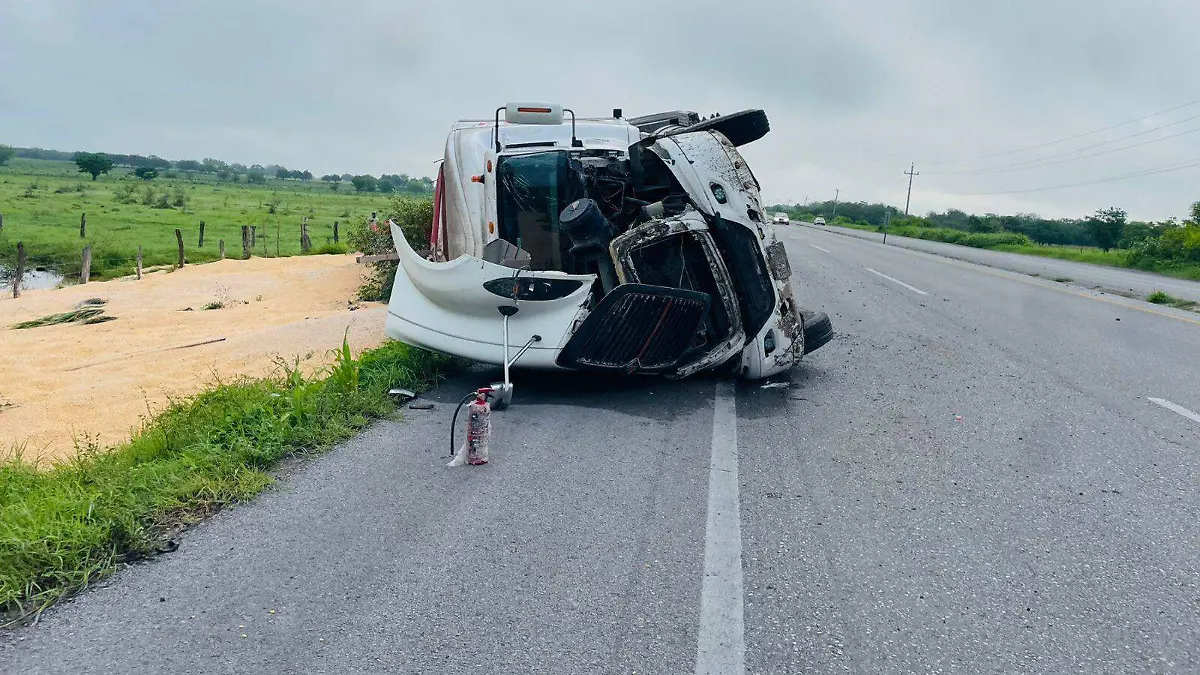 Tráiler se vuelca en Casas Blancas, Ébano; hay un lesionado