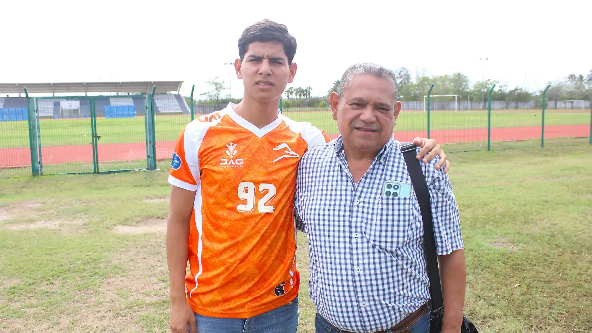 David Domínguez junto a su padre, Juan Carlos Domínguez, mismo que lo encaminó por el futbol a muy temprana edad 