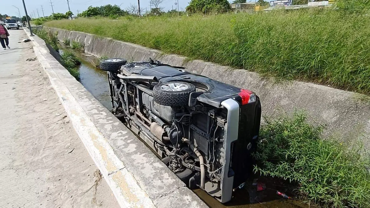 La camioneta quedó volcada en un canal a cielo abierto en Avenida Monterrey 