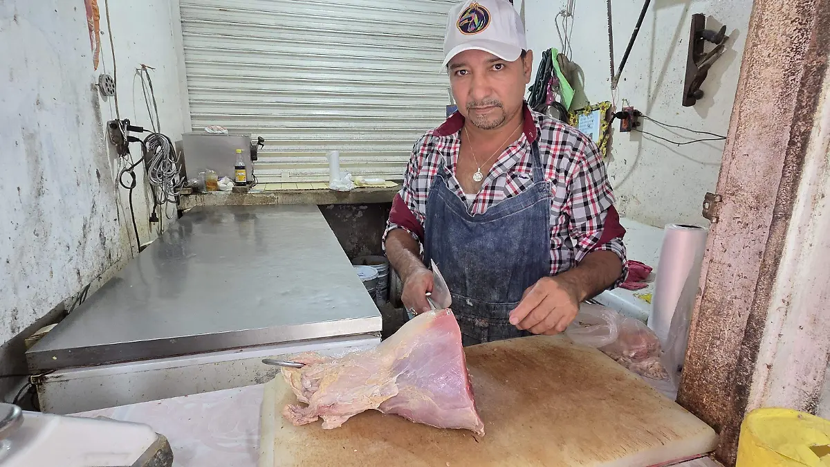 Comerciantes como Rigoberto del Ángel Armenta intentaron mantener los precios bajos hasta que la situación fue insostenible