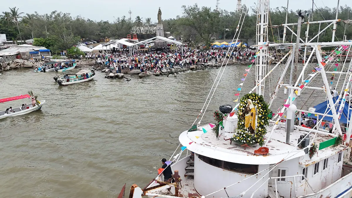 En el monumento de la Virgen del Carmen, en Ciudaad Madero, se reunieron a apreciar la procesión náutica Vladimir Meza