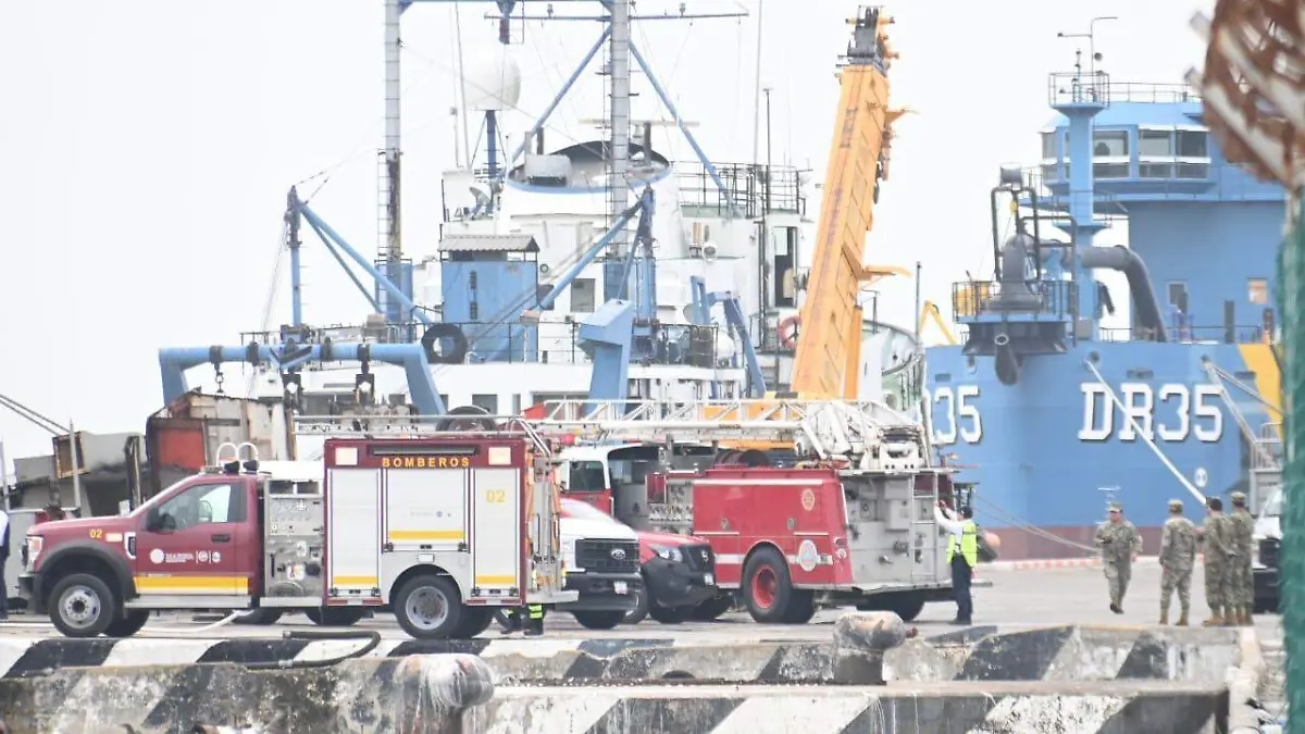 Embarcación en llamas en Tampico; intensa humareda visible desde el centro