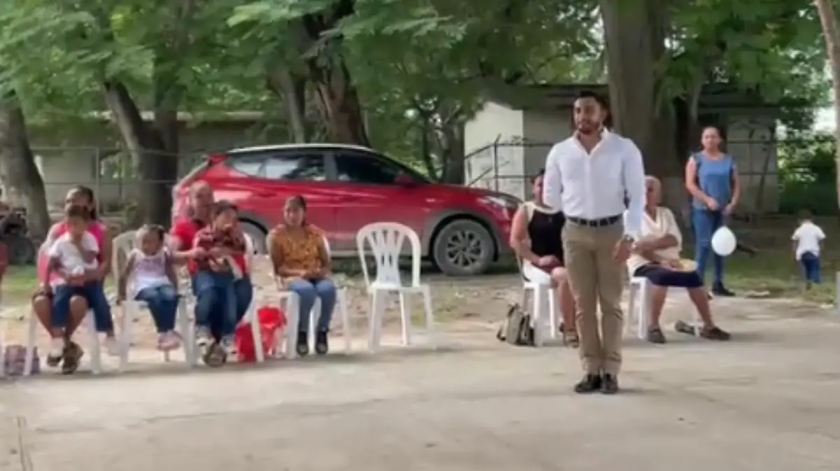 A través de sus redes sociales, el profesor de primaria multigrado ha explicado que además de docente es director y conserje de la institución