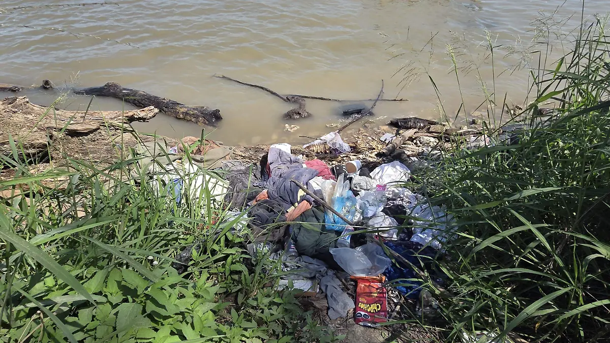 Basura y abandono se acumulan a la orilla de este afluente