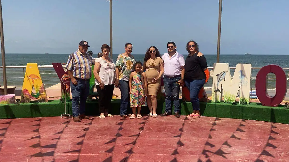 La pareja de futuros papás eligió playa Hermosa para celebrar la dulce espera
