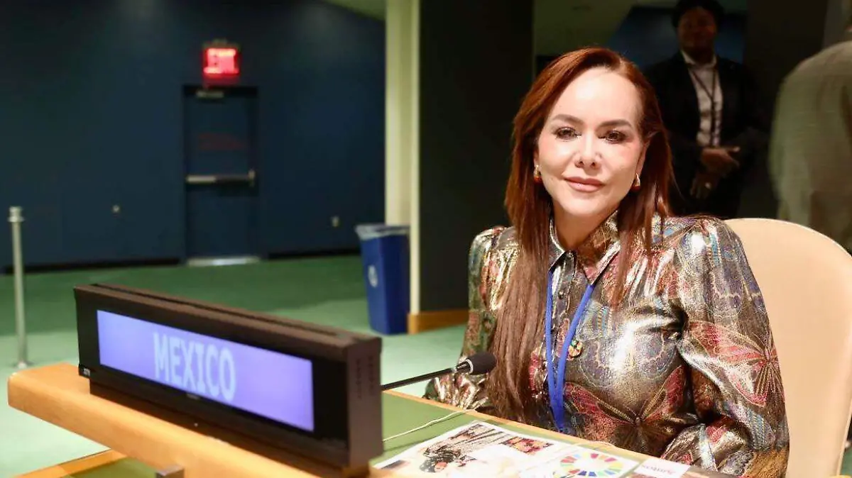 Carmen Lilia Canturosas representa a la delegación mexicana y neolaredense