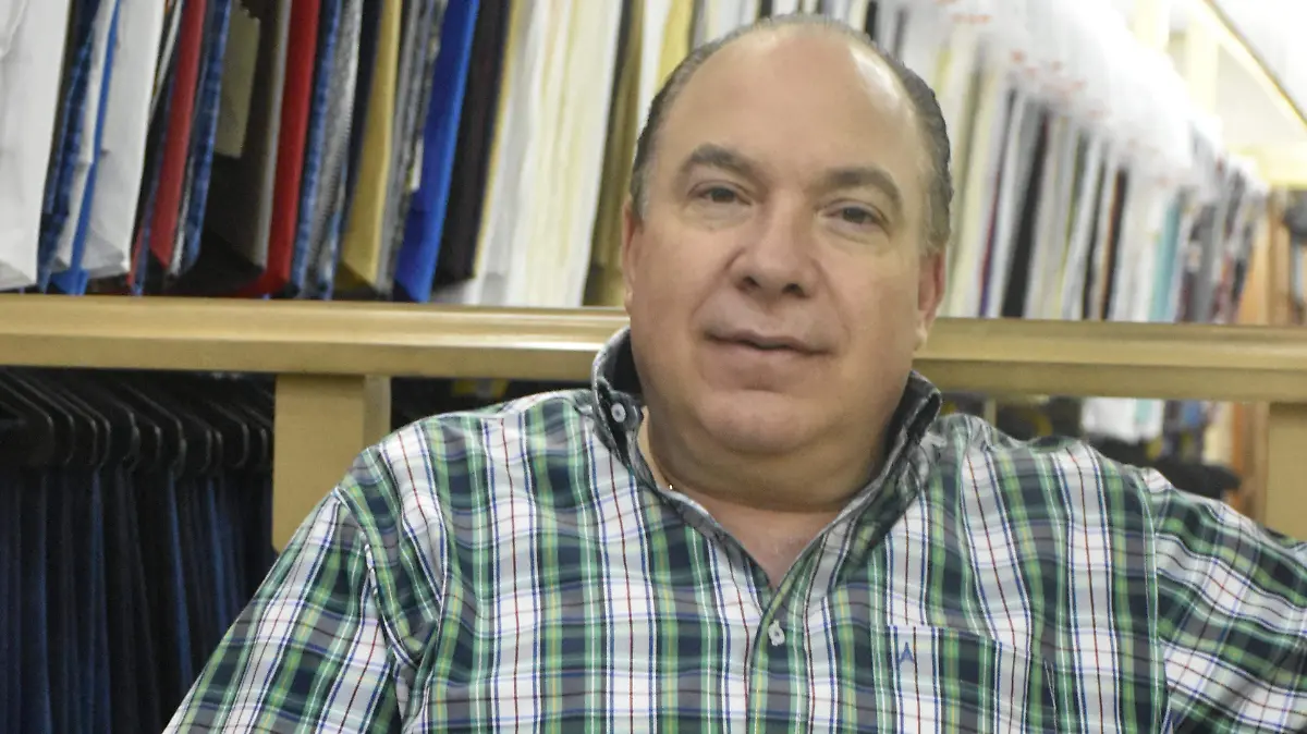 El presidente de la Canaco, Eduardo Manzur, urge a las autoridades a regular las malas prácticas de los comercios al invadir banquetas