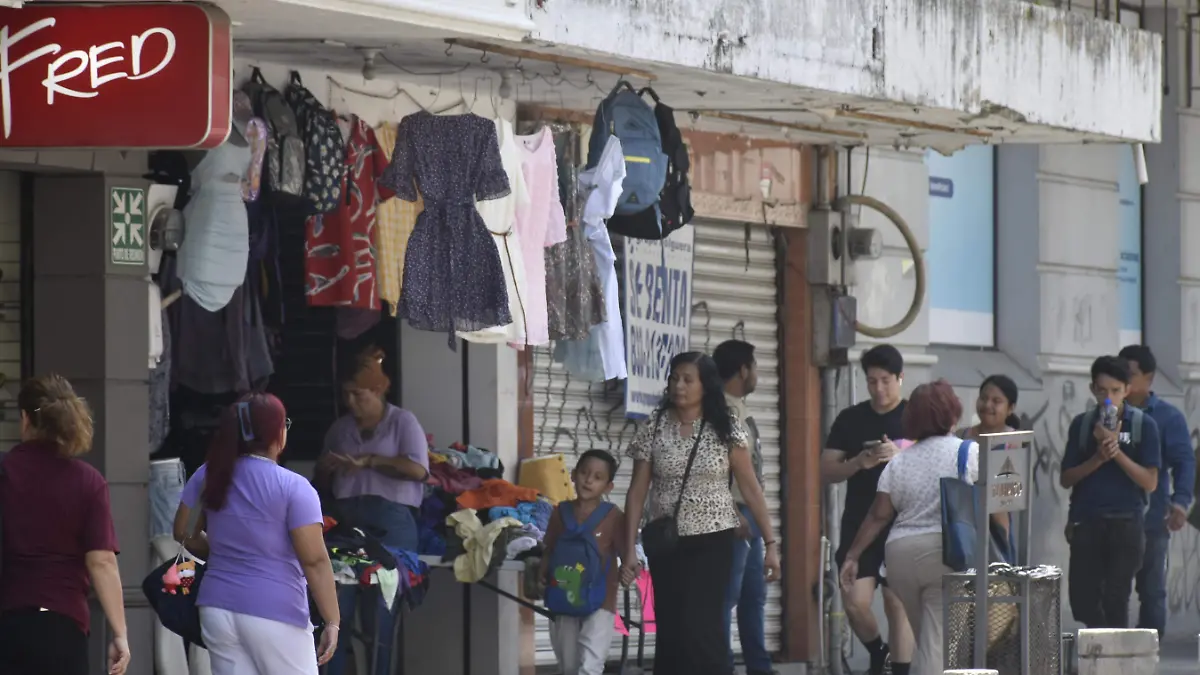 Comercios se exponen a la caída de sus productos cuando los cuelgan en las marquesinas del primer cuadro de la ciudad