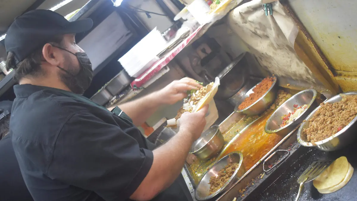 Negocios de comida obtienen mayores ganancias al no tener que pagar la renta de un local y no pagar cuotas comerciales de luz y agua