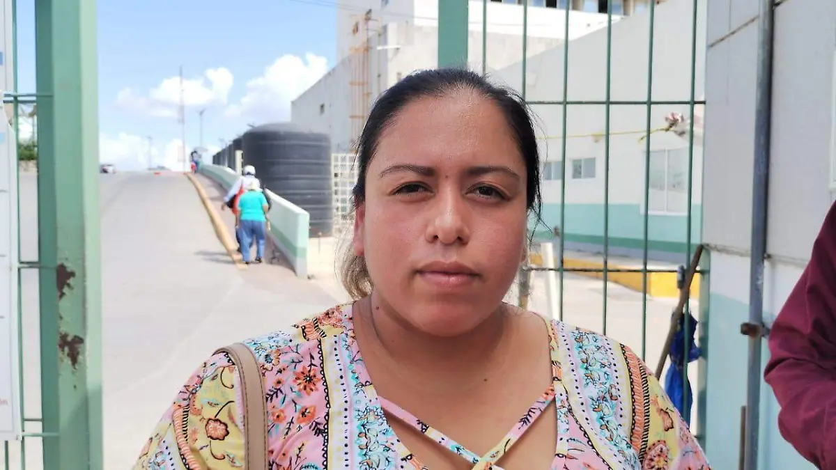 Blanca Karina González Amaro, madre de la pequeña, se mantiene al pendiente de su evolución médica