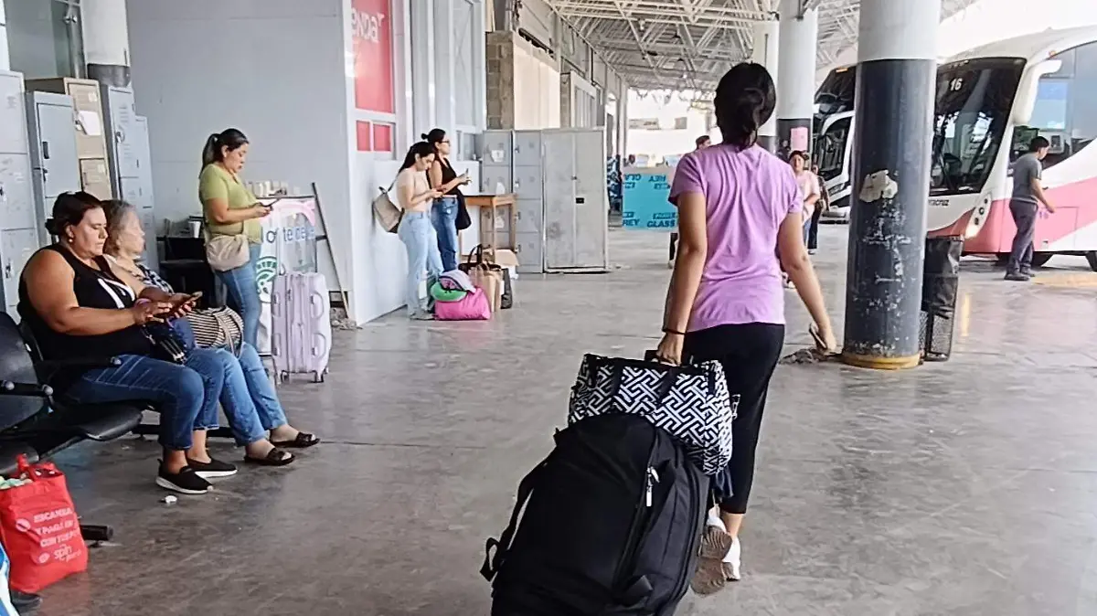 Los viajeros prefieren trasladarse por vía terrestre para llegar a su destino